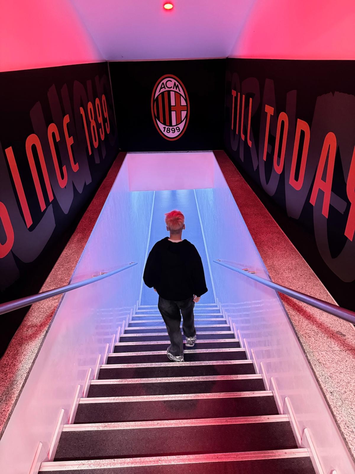Person geht Treppen im AC Milan Stadion hinunter